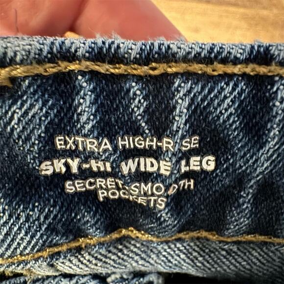 Old Navy Extra High Rise Sky-Hi Wide-Leg Jeans Blue Size 8 Frayed Hem READ - Picture 8 of 11